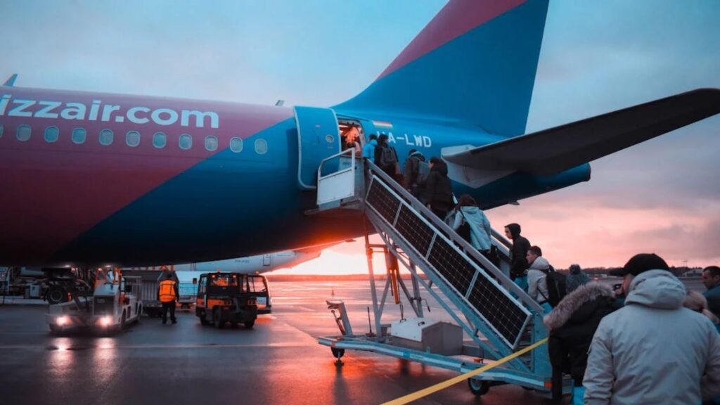 Pessoas entrando no avião para viagem internacional