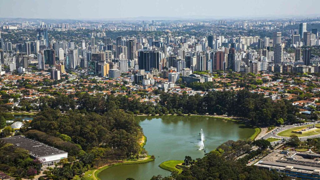 Vista aérea do Parque Ibirapuera com o Bairro Vila Nova Conceição ao fundo