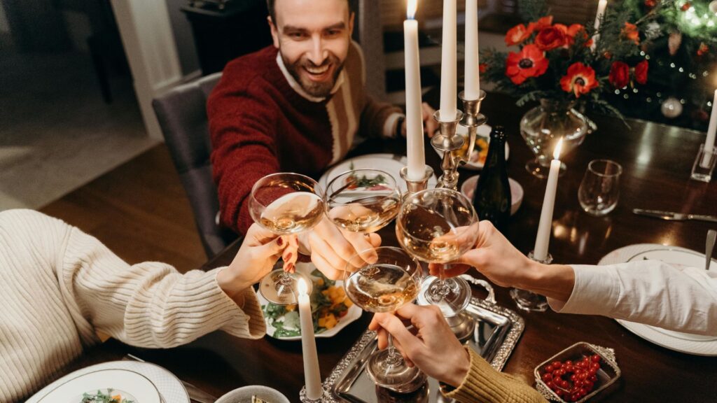 Amigos brindando na mesa de jantar com decoração de natal na Vila Nova Conceição