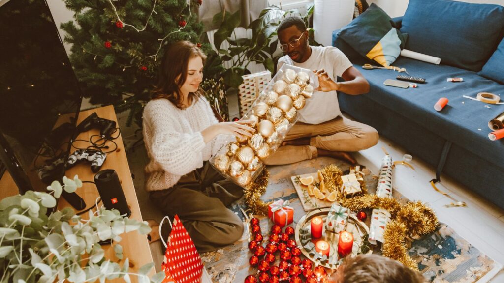 casal montando decoração de natal na Vila Nova Conceição