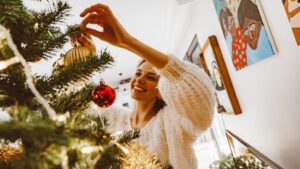 Mulher fazendo uma linda Decoração de Natal na Vila Nova Conceição