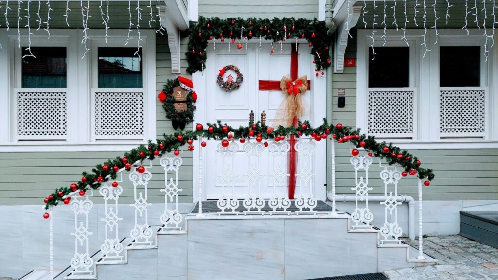 Fachada de uma casa com decoração de natal