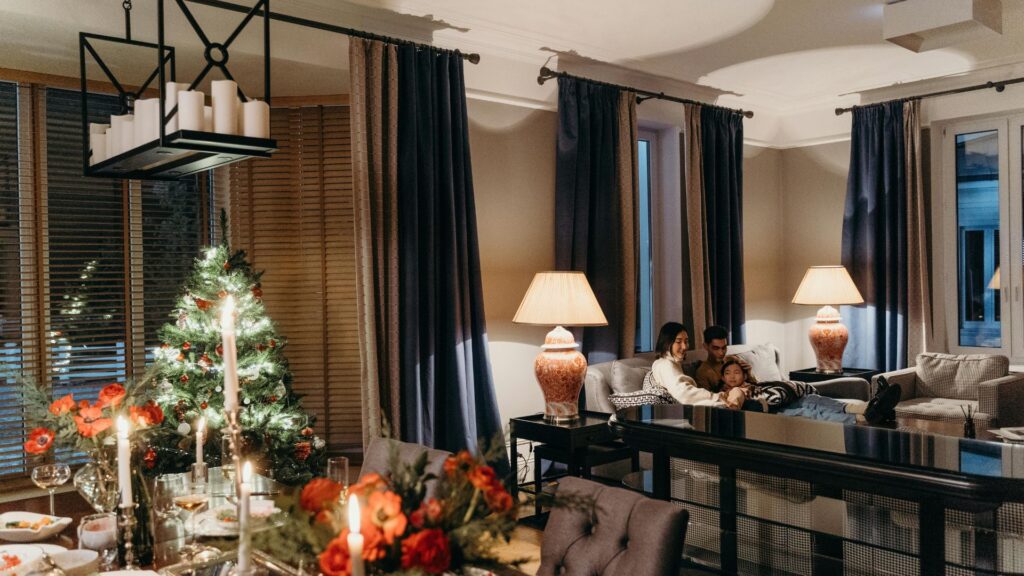 família na sala de estar com decoração de natal na Vila Nova Conceição