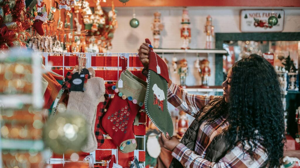 mulher comprando decoração de natal 