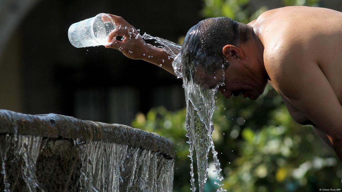 Imagem de um homem jogando água na cabeça devido ao calor excessivo. Operação Altas Temperaturas