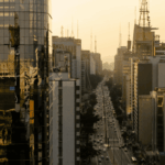 Exposição na fachada do Conjunto Nacional celebra os 472 anos de São Paulo com arte monumental e novos olhares sobre a cidade!