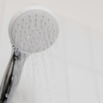 Banho quente sem susto: cuidados com o chuveiro elétrico